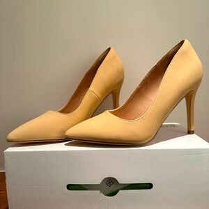 DREAMPAIRS 4 inch pumps in cream. Purchased an Amazon, faux suede and never worn